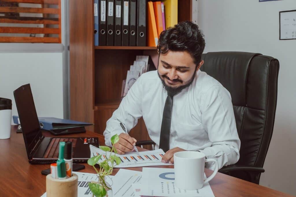 jeune homme travaillant sur des chiffres