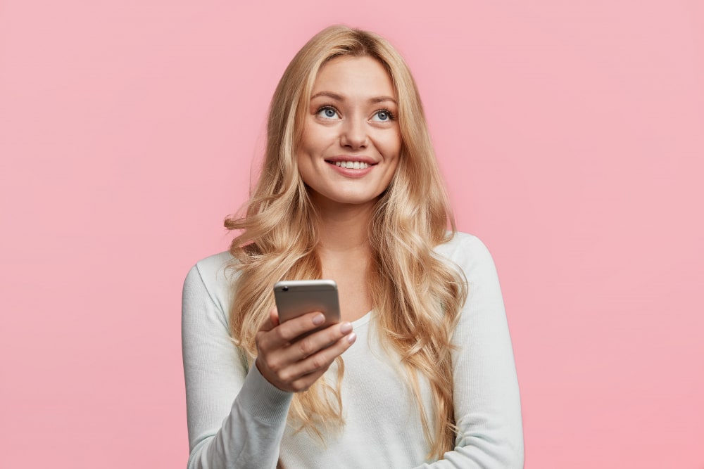 jeune femme avec un téléphone portable dans la main