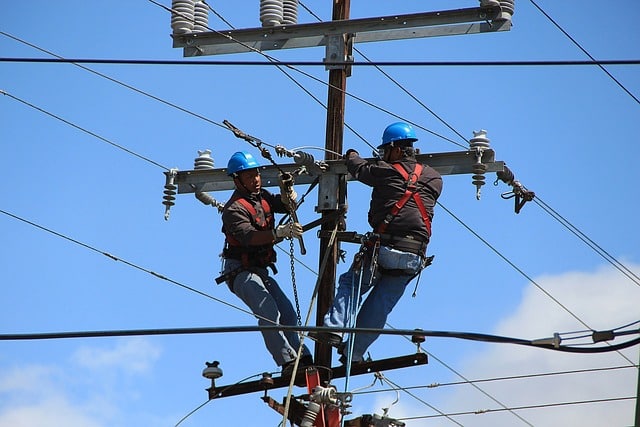 deux techniciens sur un poteau internet