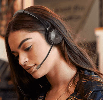 femme avec un casque téléphonique