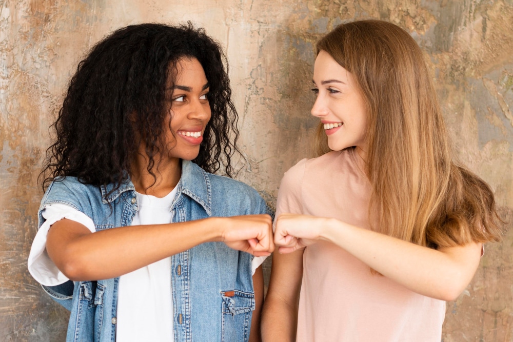 deux jeunes femmes se touchant les points