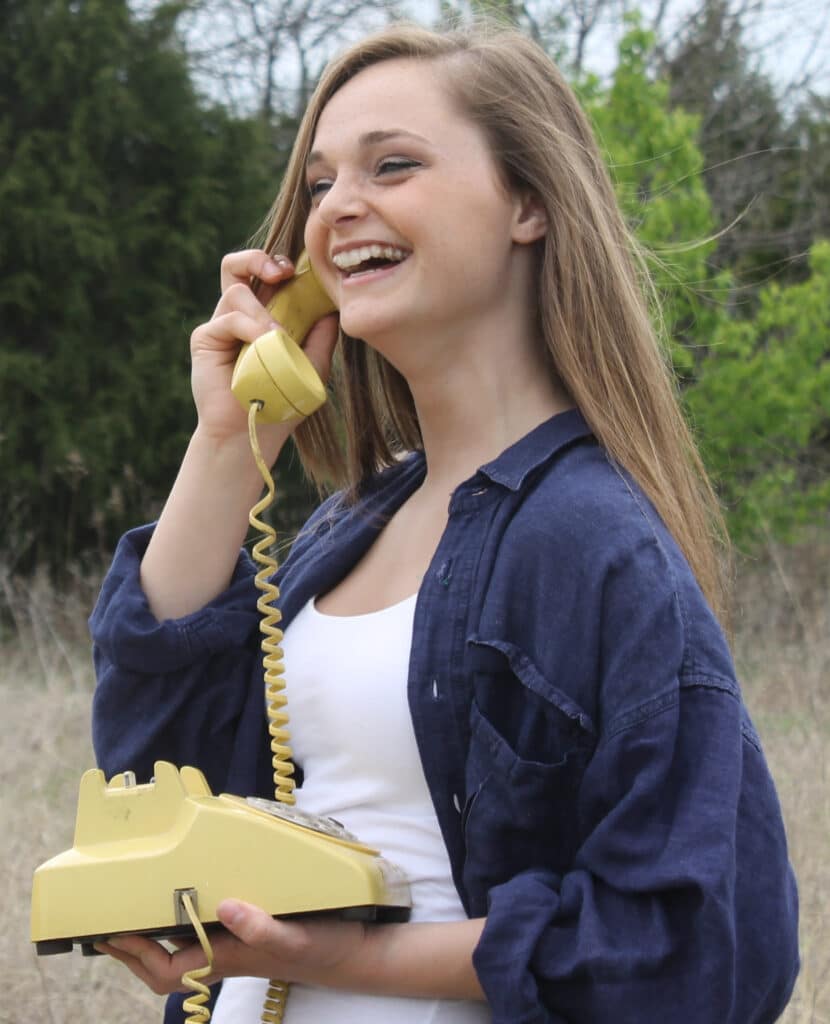 jeune femme au téléphone