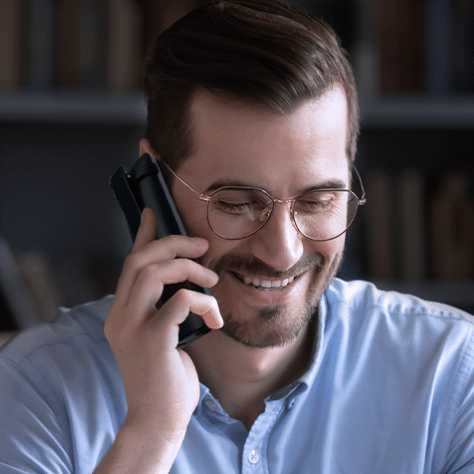 jeune homme au téléphone